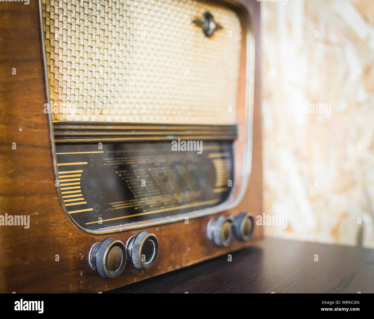 Chiudere fino sulla vecchia radio vintage su pavimenti in legno . Messa a fuoco selettiva. Foto Stock