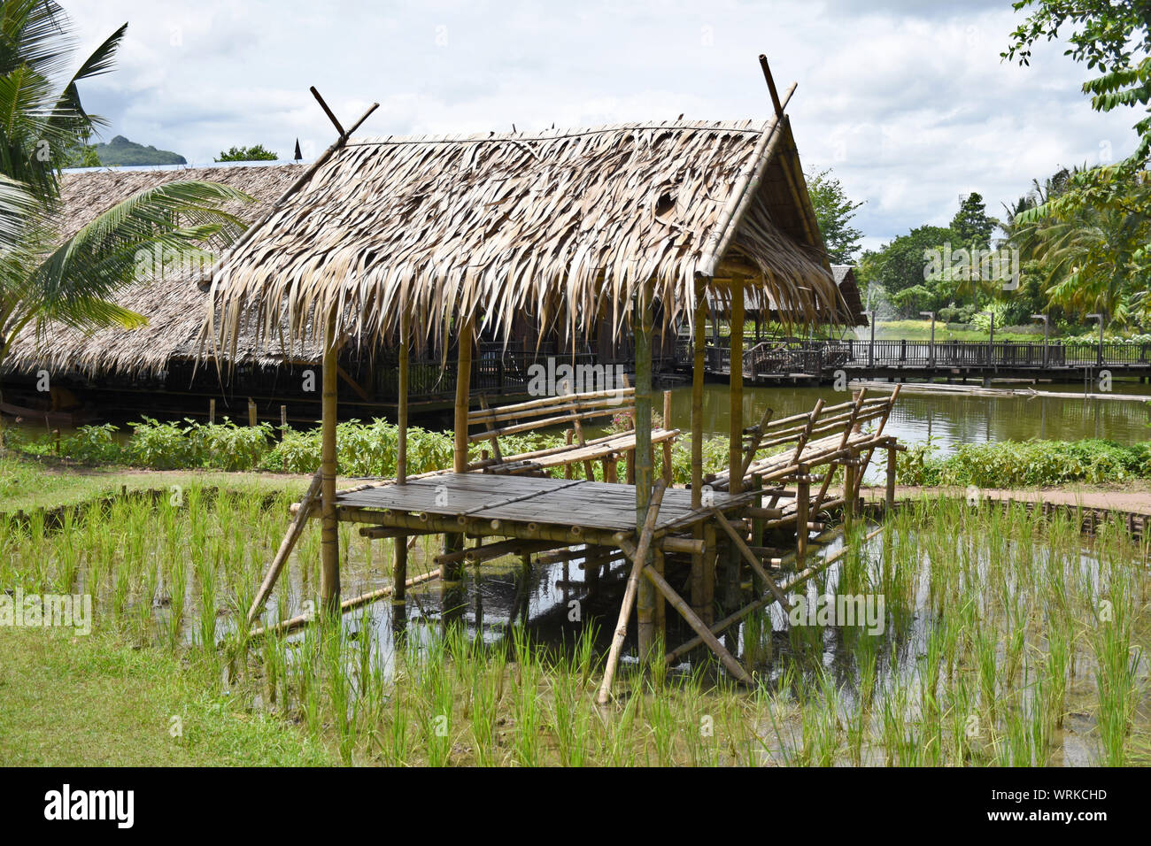 Kanchanaburi, Thailandia, 09.09.2019: bellissimo giardino, lago, tailandese tradizionale Siamese, vestiti, edifici di 'Mallika città R.E. 124' un patrimonio, retro- Foto Stock