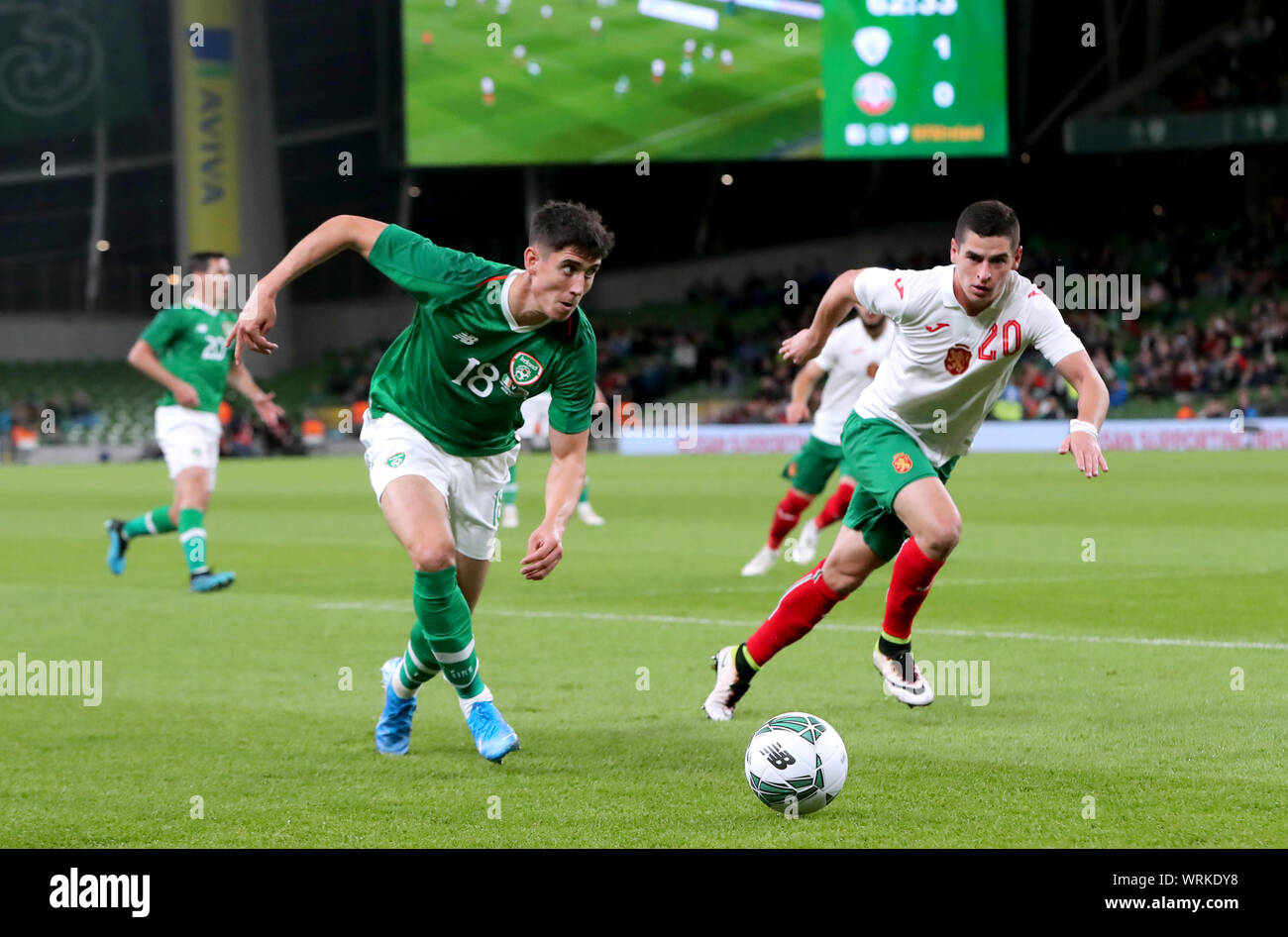 Repubblica di Irlanda è Callum O'Dowda (sinistra) e la Bulgaria è Ivan Goranov battaglia per la sfera durante l'amichevole internazionale all'Aviva Stadium di Dublino. Foto Stock