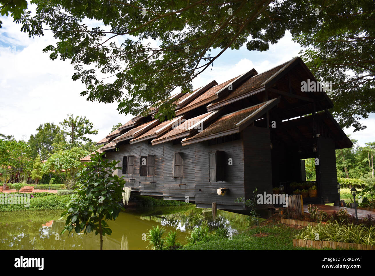 Kanchanaburi, Thailandia, 09.09.2019: bellissimo giardino, lago, tailandese tradizionale Siamese, vestiti, edifici di 'Mallika città R.E. 124' un patrimonio, retro- Foto Stock