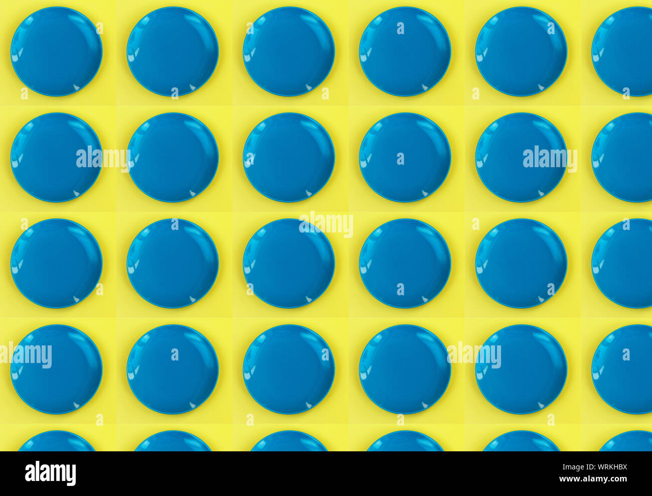 Digitale modello senza soluzione di continuità con i cerchi blu su sfondo giallo. Elementi di ripetizione Foto Stock