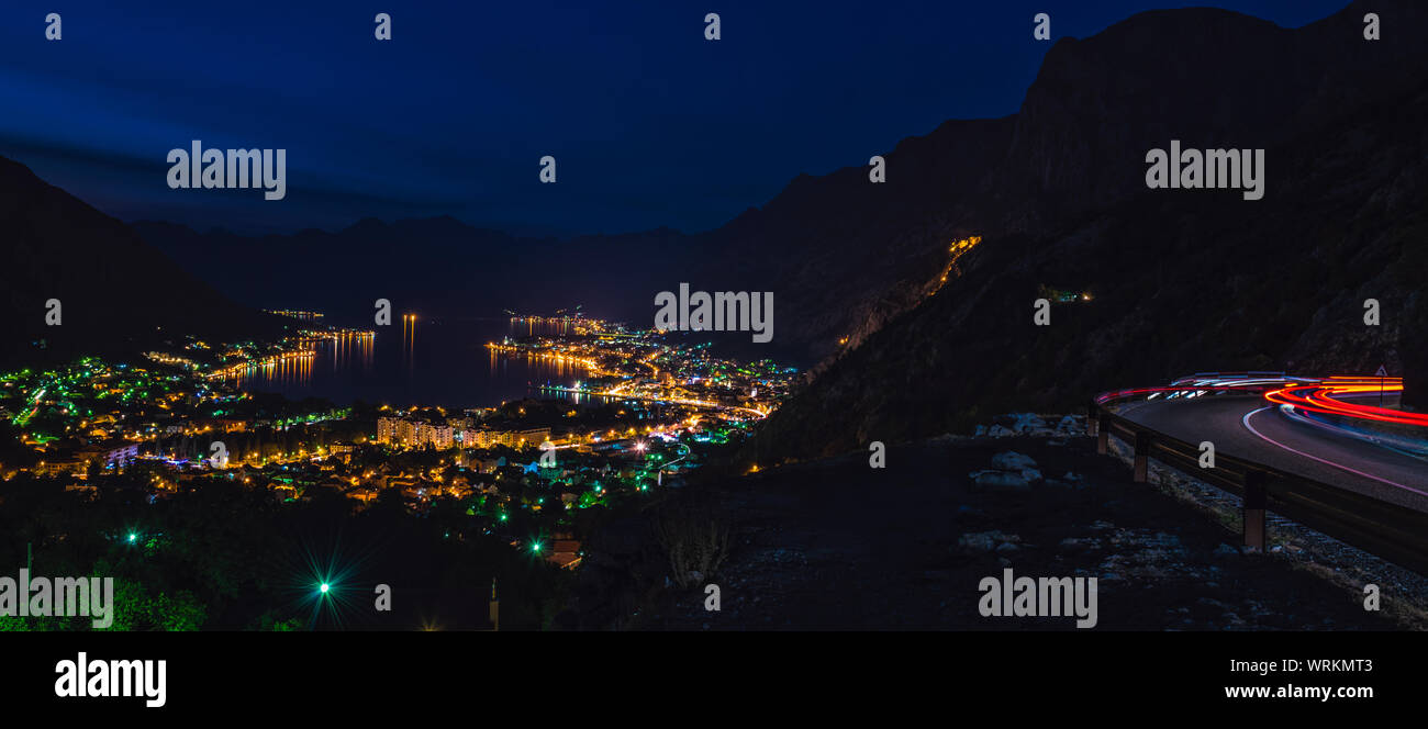 Baia di Kotor di notte durante il crepuscolo Foto Stock Baia di Kotor di notte durante il crepuscolo Foto Stock