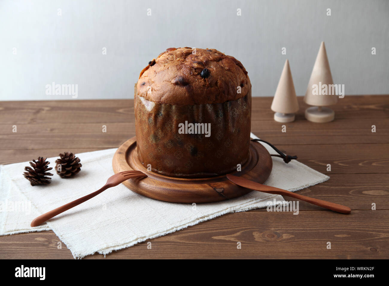 Il panettone italiano torta di frutta per il Natale closeup isolato sul tavolo Foto Stock