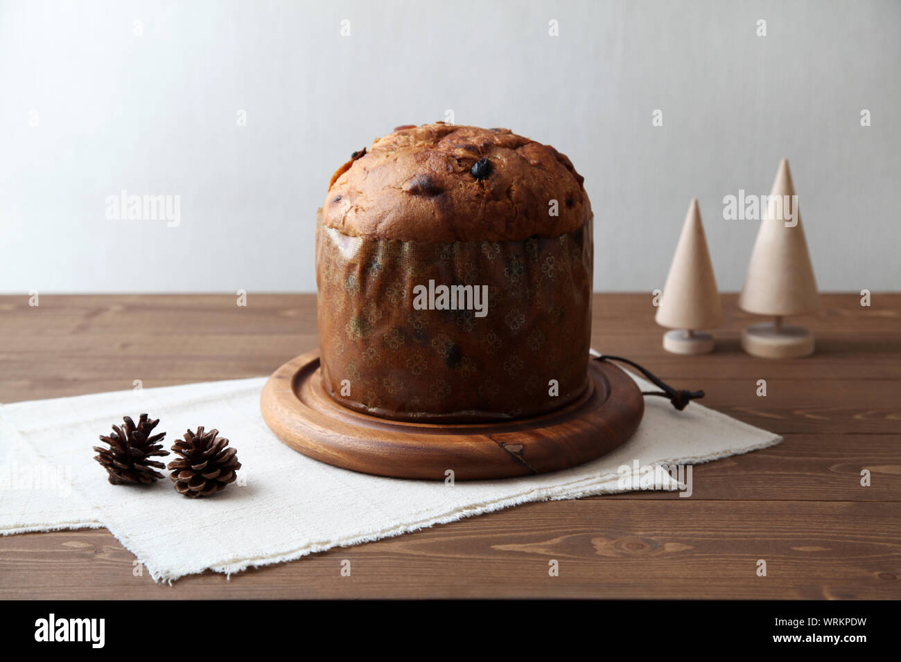 Il panettone italiano torta di frutta per il Natale closeup isolato sul tavolo Foto Stock