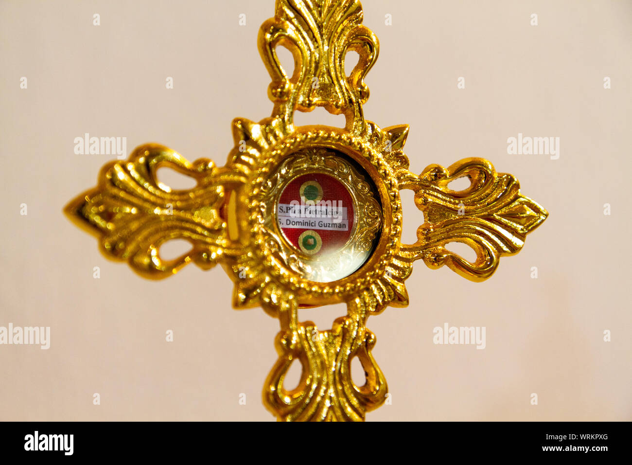 Un reliquiario contenente le reliquie (fisico rimane) dei Santi Padre Pio da Pietrelcina e Dominic (di Osma, o Guzman). La chiesa di Sant'Elia. Foto Stock