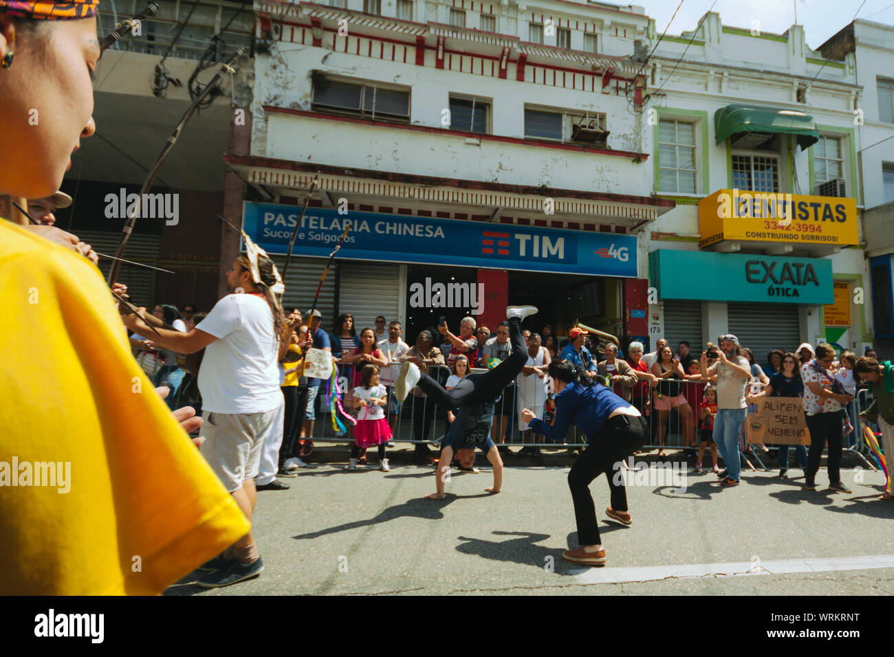 Capoeira fighters tra una folla per le strade durante un ambiente pro protesta durante il brasiliano giorno di indipendenza, chiedendo di salvare l'Amazzonia. Foto Stock