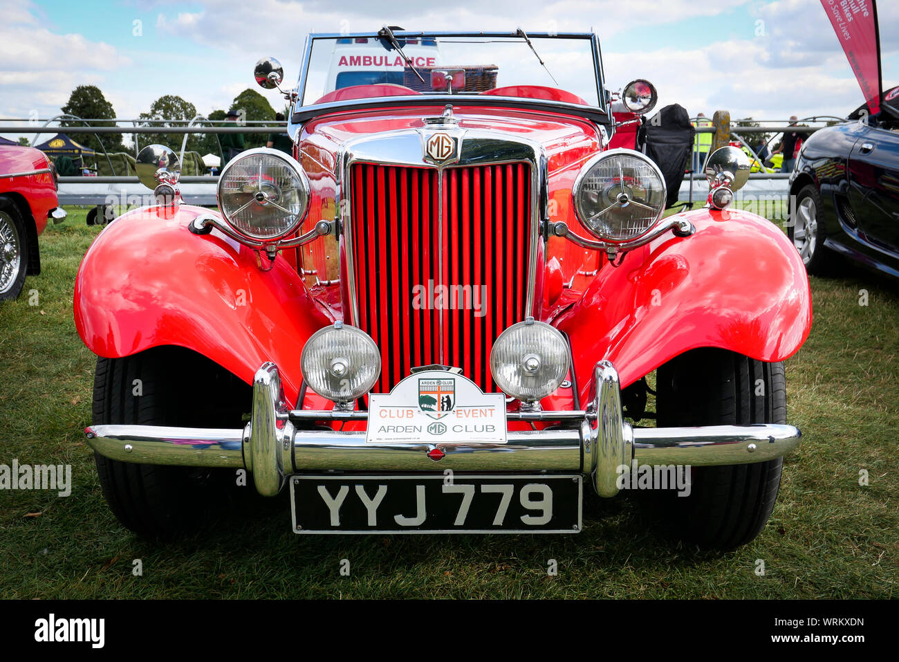 1952 red mg due seater roadster in completamente ripristinate condizioni con luci antinebbia e piegata verso il basso del tetto. Foto Stock