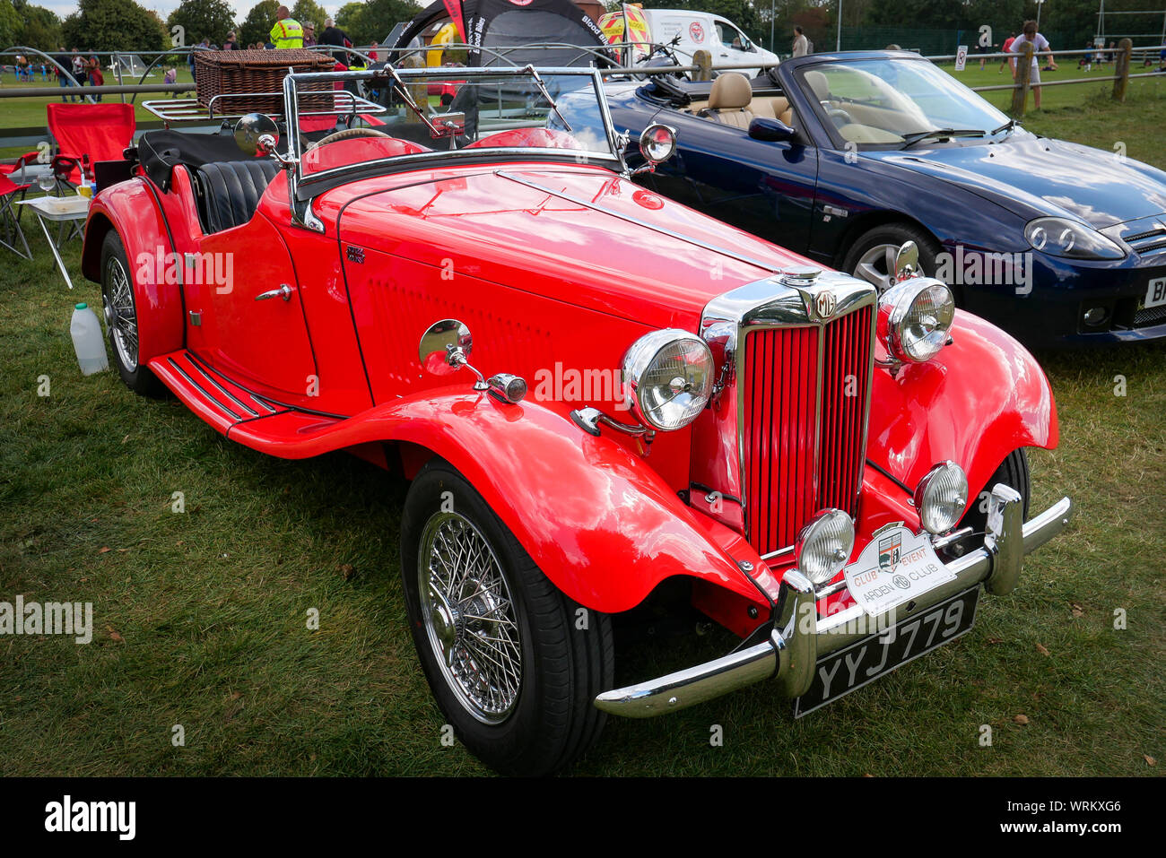 1952 red mg due seater roadster in completamente ripristinate condizioni con luci antinebbia e piegata verso il basso del tetto. Foto Stock
