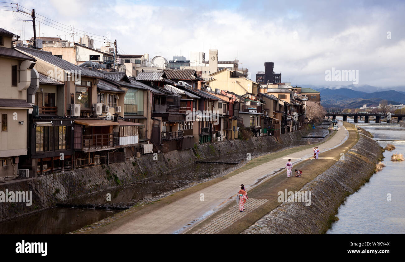 Il distretto di Hanamachi di Kyoto con la sua architettura storica appoggia sul famoso fiume Kamo. Foto mostra quattro signore in kimono tradizionali Foto Stock