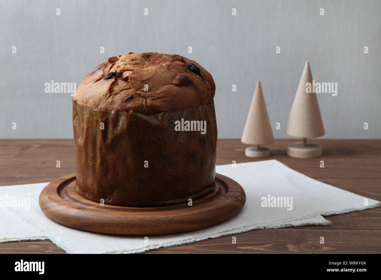 Il panettone italiano torta di frutta per il Natale closeup isolato sul tavolo Foto Stock