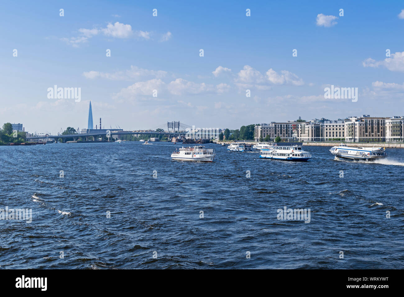 Piccolo fiume Neva uno dei due bracci principali del fiume Neva con imbarcazioni turistiche e due aliscafi, Betancourt Bridge, non a bilico a 6 corsie bridge Foto Stock