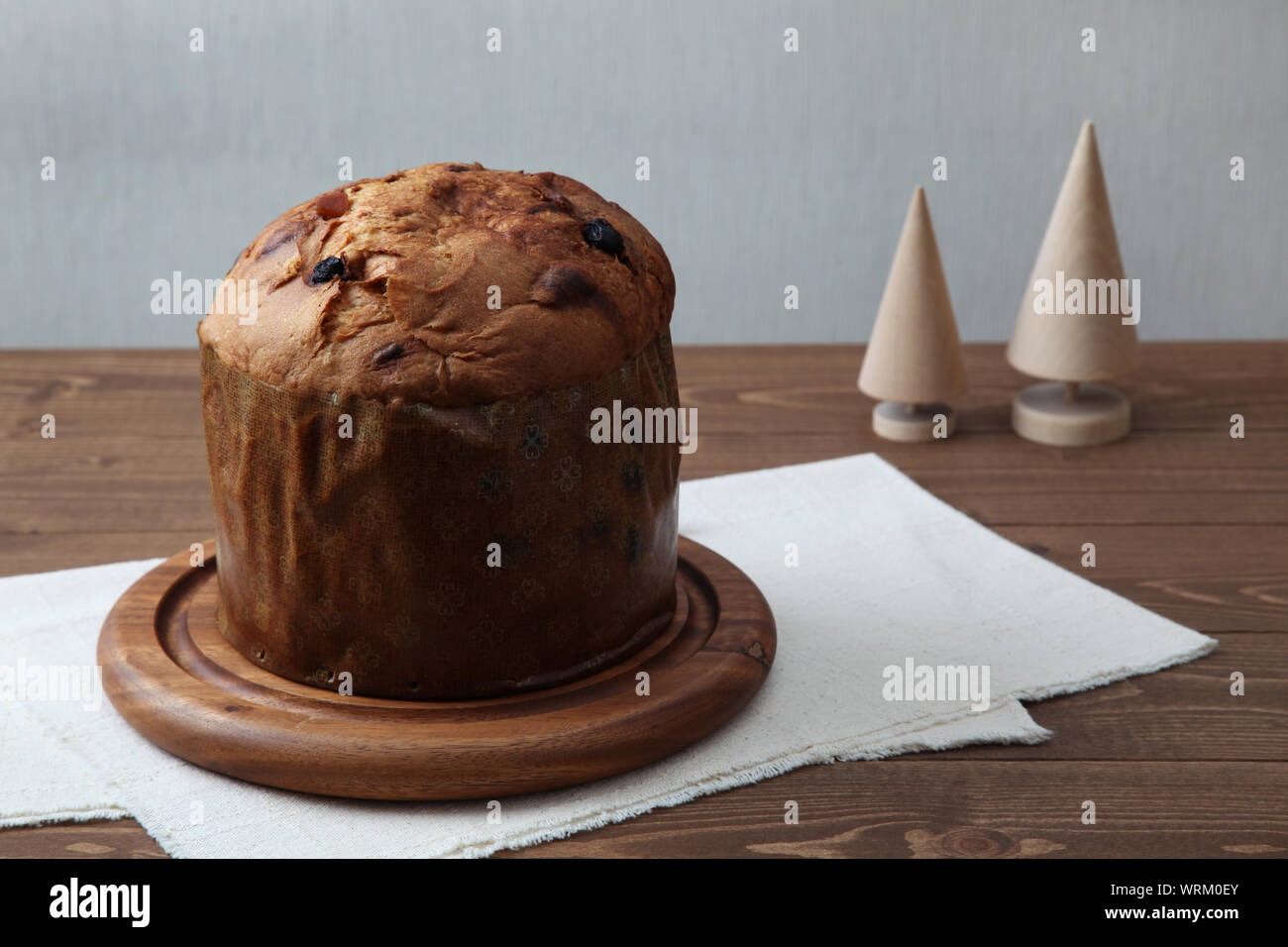 Il panettone italiano torta di frutta per il Natale closeup isolato sul tavolo Foto Stock