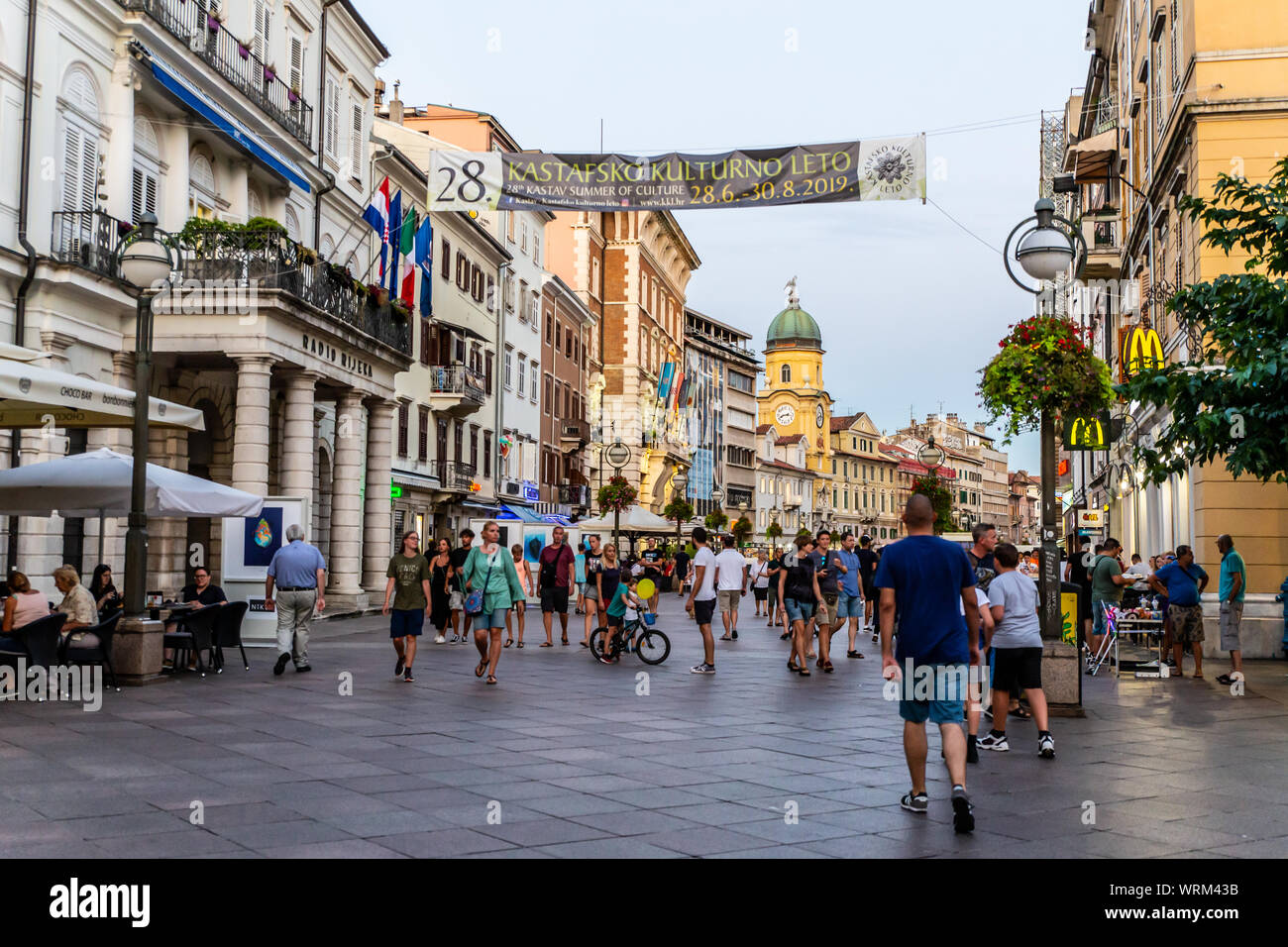 Il Korzo Rijeka. Si tratta di un lungo la zona pedonale che corre parallelo al fronte mare e fiume principale della città al centro dello shopping. La Croazia. Foto Stock
