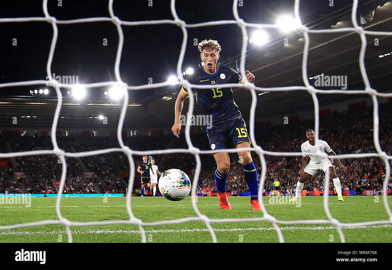 Del Kosovo Vojvoda Mergim punteggi un proprio obiettivo e l'Inghilterra del terzo obiettivo del gioco durante UEFA EURO 2020 qualifica, gruppo una partita presso il St Mary's, Southampton. Foto Stock