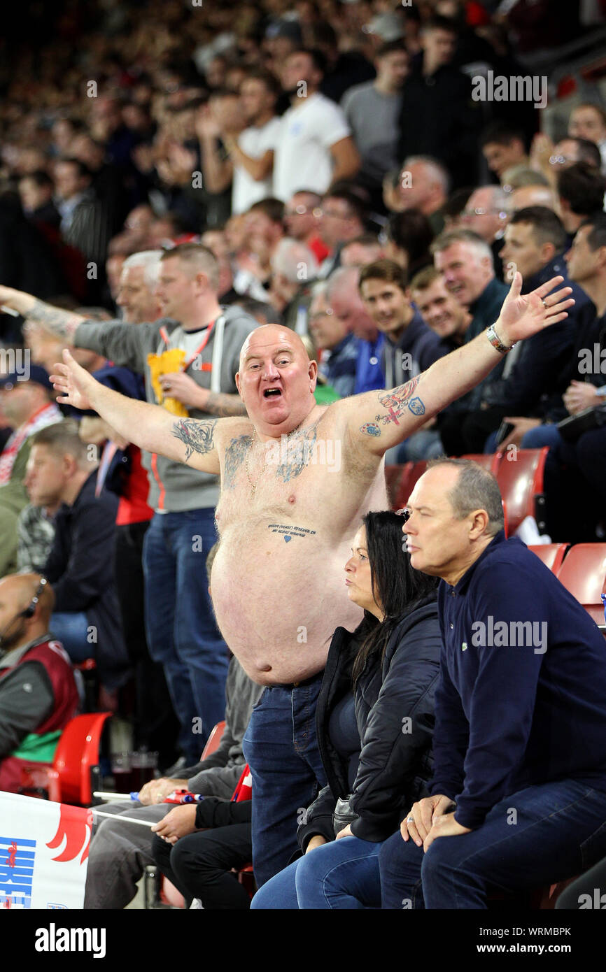 Southampton, Regno Unito. Decimo Sep, 2019. Tifosi inglesi durante UEFA EURO 2020 qualifica del gruppo un match tra Inghilterra e del Kosovo a St Mary's Stadium il 10 settembre 2019 a Southampton, Inghilterra. (Foto di Mick Kearns/phcimages.com) Credit: Immagini di PHC/Alamy Live News Foto Stock