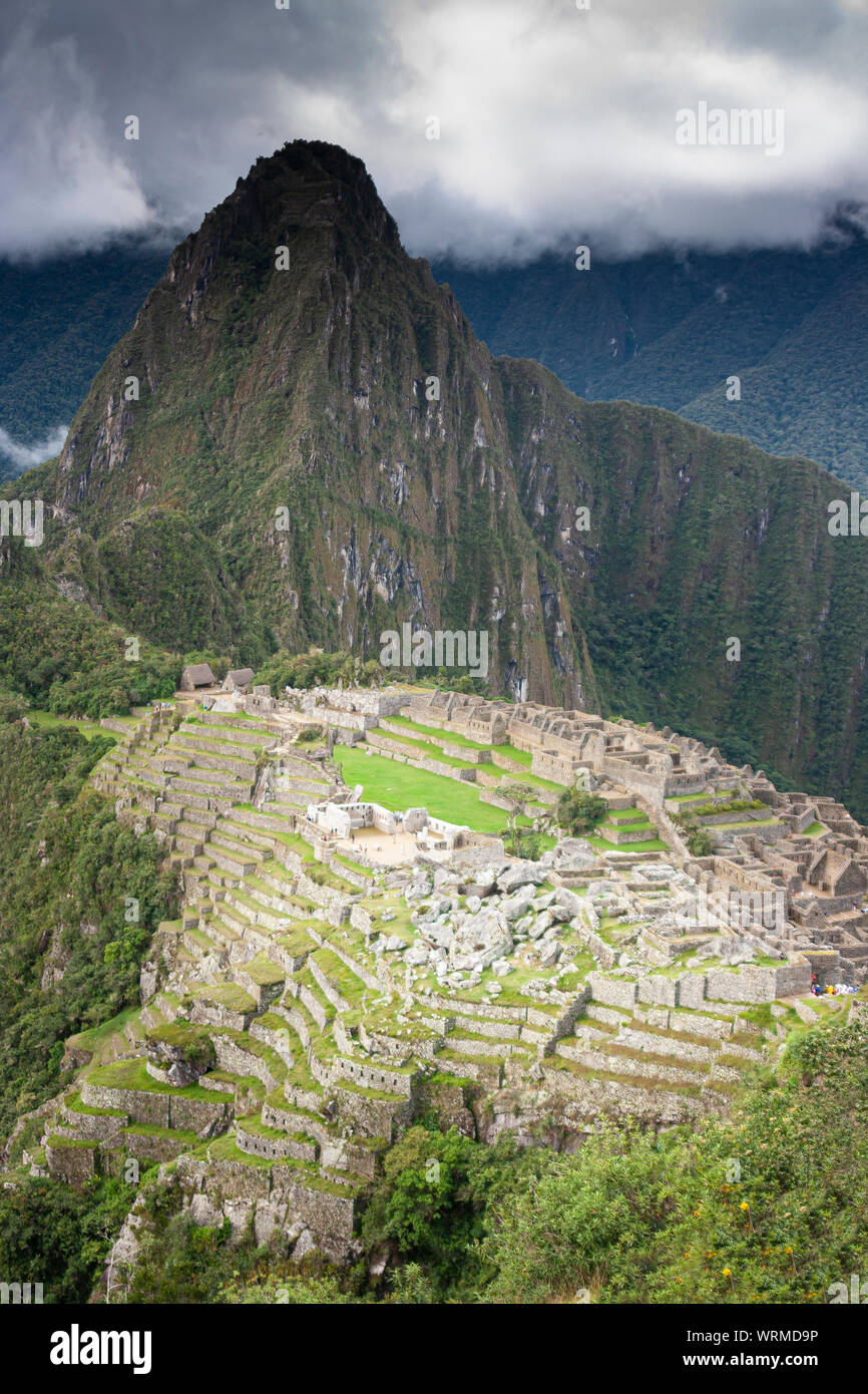 Machu Picchu rovine con cielo nuvoloso sul retro Foto Stock
