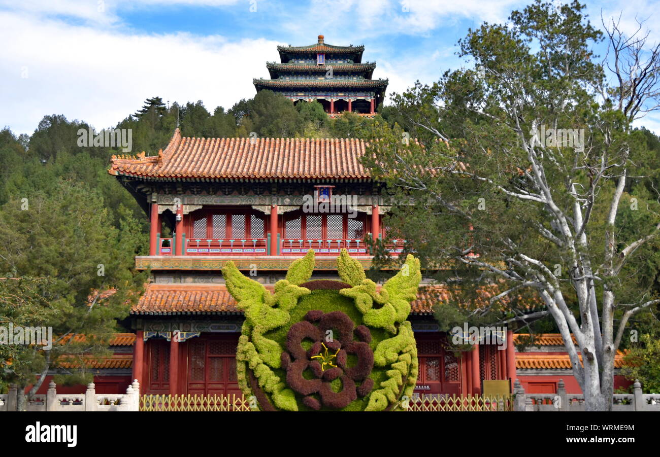 Il vecchio cinese padiglioni di Pechino collina Jingshan park creato con del terreno scavato dal tumulo che circonda Palazzo della Città Proibita, Cina Foto Stock