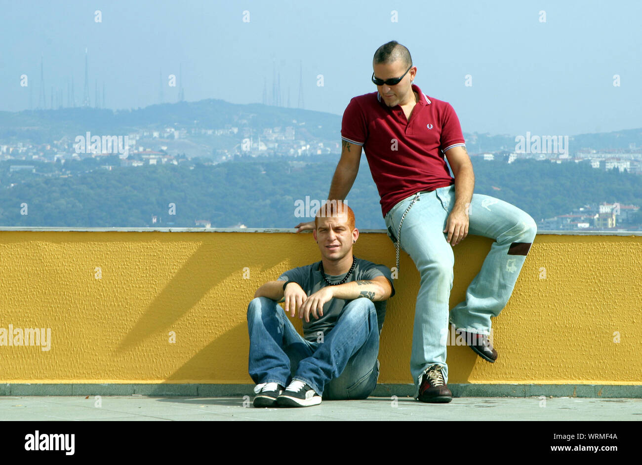 ISTANBUL, Turchia - 18 settembre: famosa banda turca "Athena" il 18 settembre 2005 ad Istanbul in Turchia. Athena è stata formata da due fratelli gemelli Gokhan Ozoguz e Hakan Ozoguz nel 1987. Foto Stock