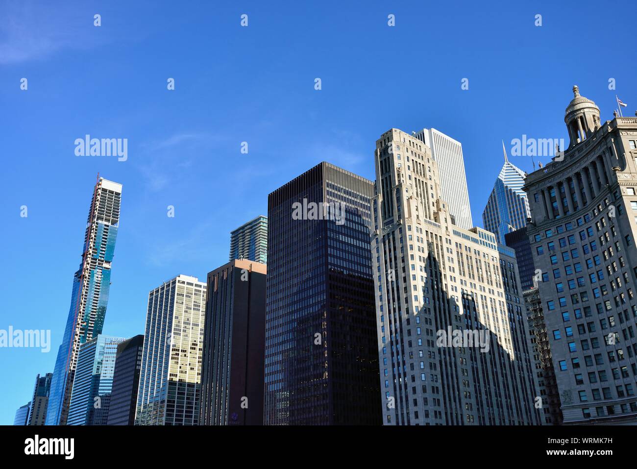 Chicago, Illinois, Stati Uniti d'America. Un contrasto architettonico lungo la riva sud del fiume Chicago. Foto Stock