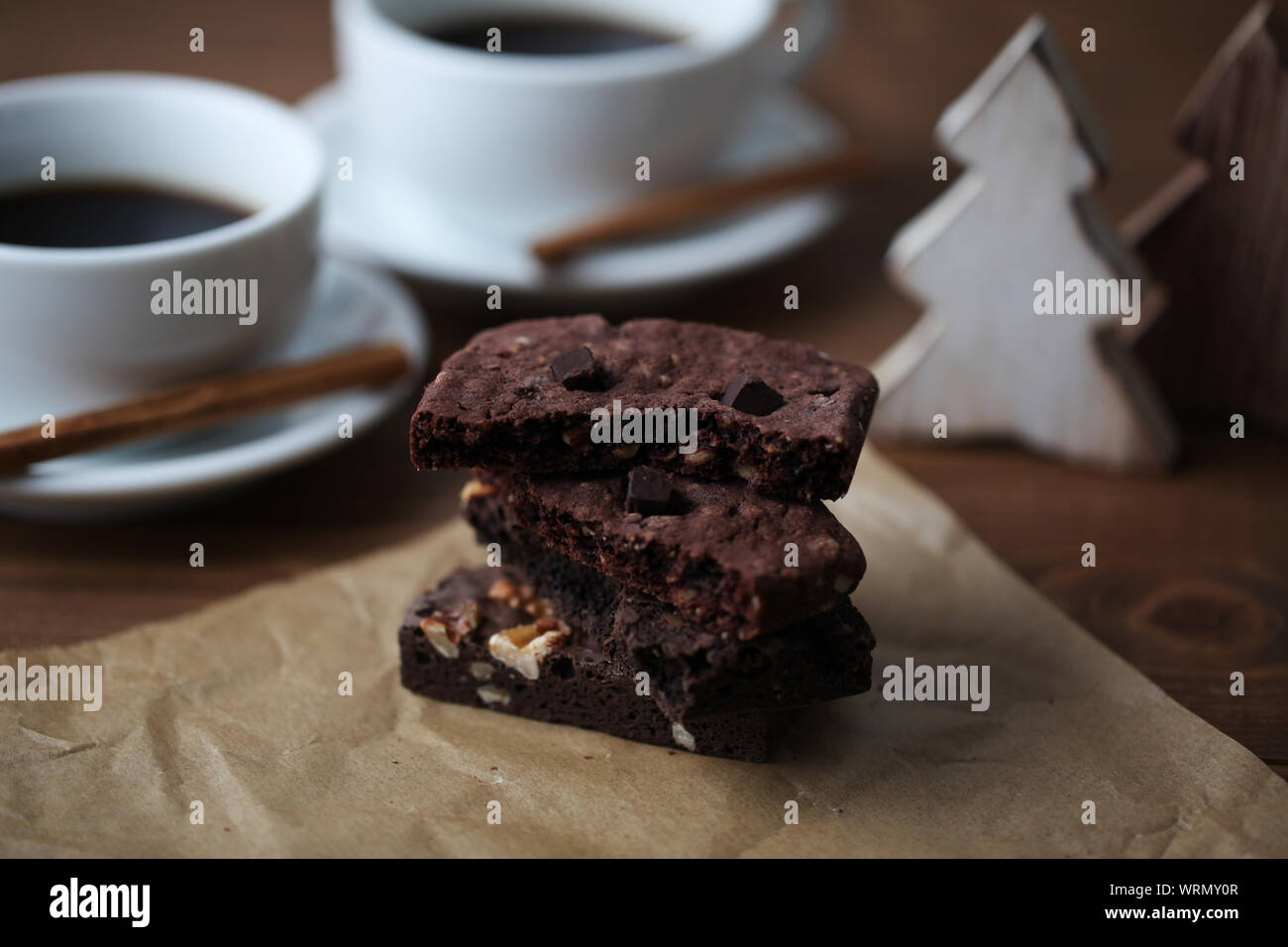 Biscotti al cioccolato brownie e tazza di caffè isolato su tavola di legno Foto Stock