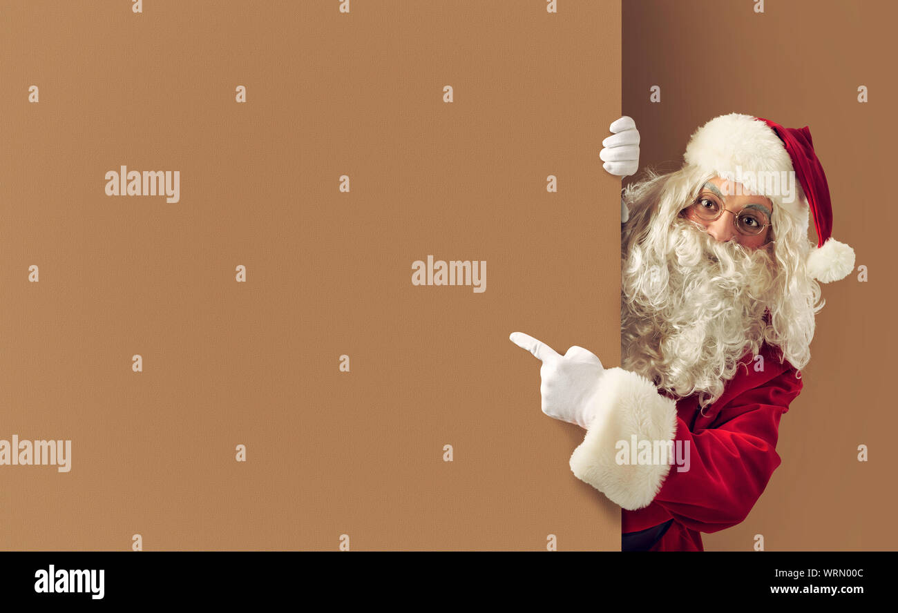 Santa Claus indica uno spazio vuoto per il testo Foto Stock