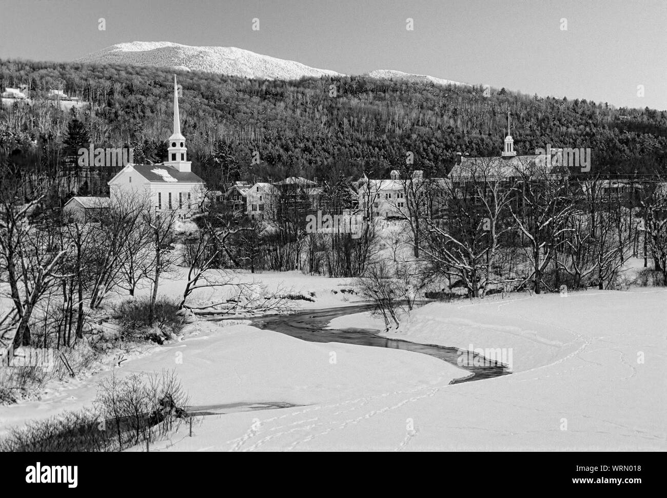 Neve invernale coperto tramonto di Stowe villaggio in Stowe Vermont, USA Foto Stock