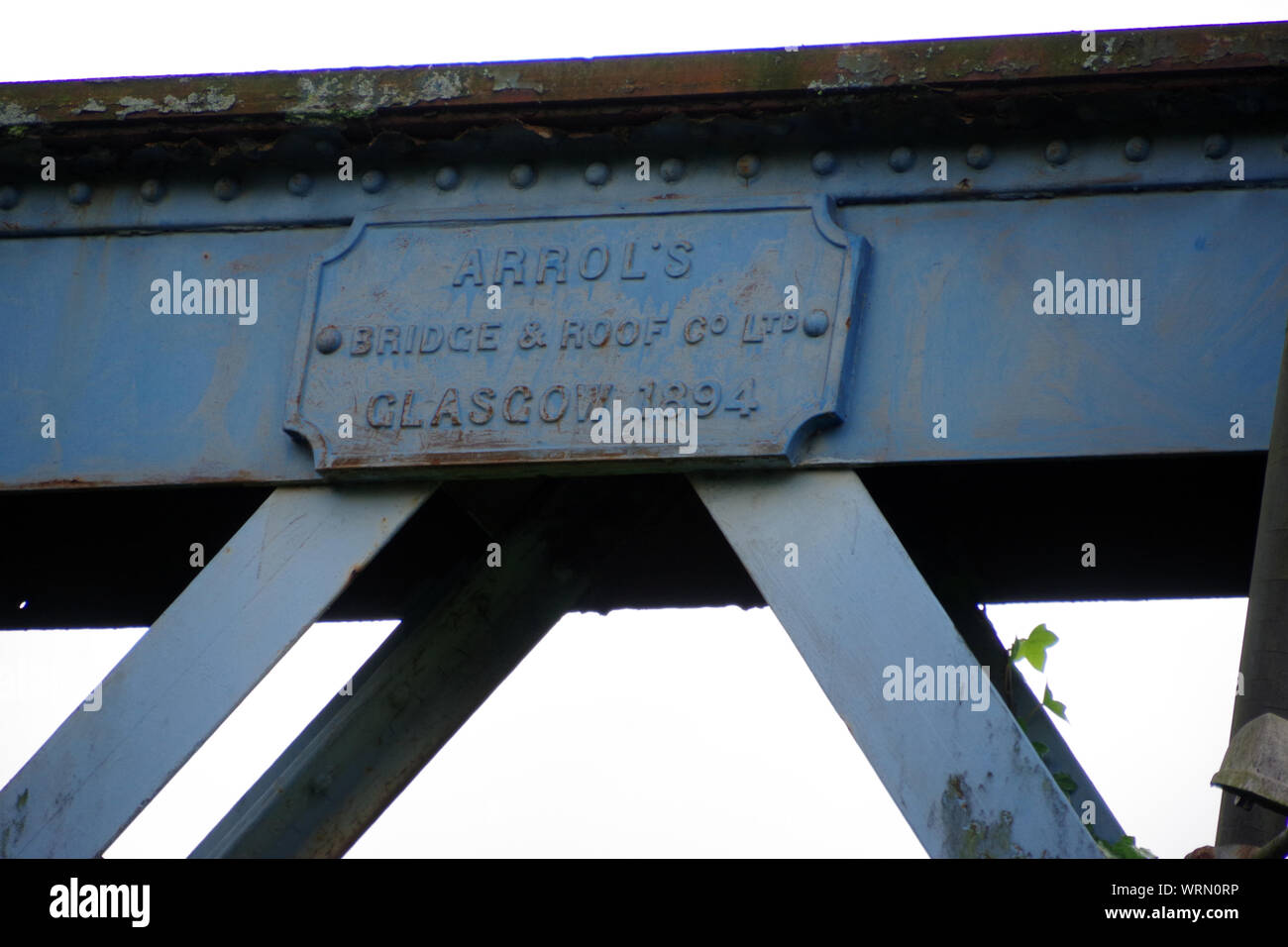 Acciaio in disuso Bridge crossing Dumbarton Road a Clydebank. Costruito dalla società di Glasgow Sir William Arrol, che ha costruito il Forth Bridge e il Tower Bridge. Foto Stock