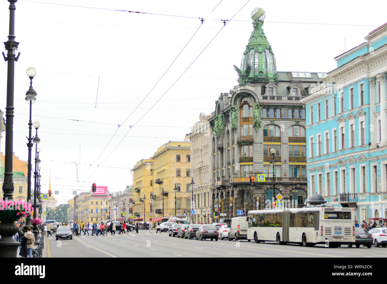 San Pietroburgo, Russia, agosto 2019. Street view del famoso Nevsky Prospect, il viale principale di questa bella città Foto Stock