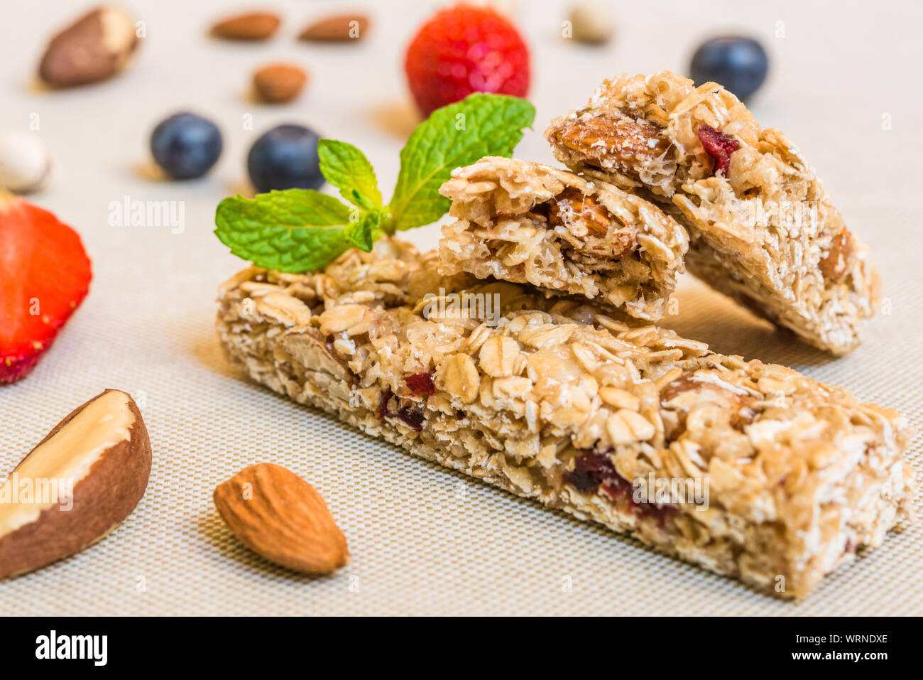 Cereali granola bar contro uno sfondo bianco. Concetto di cibo sano e mangiare. Foto Stock