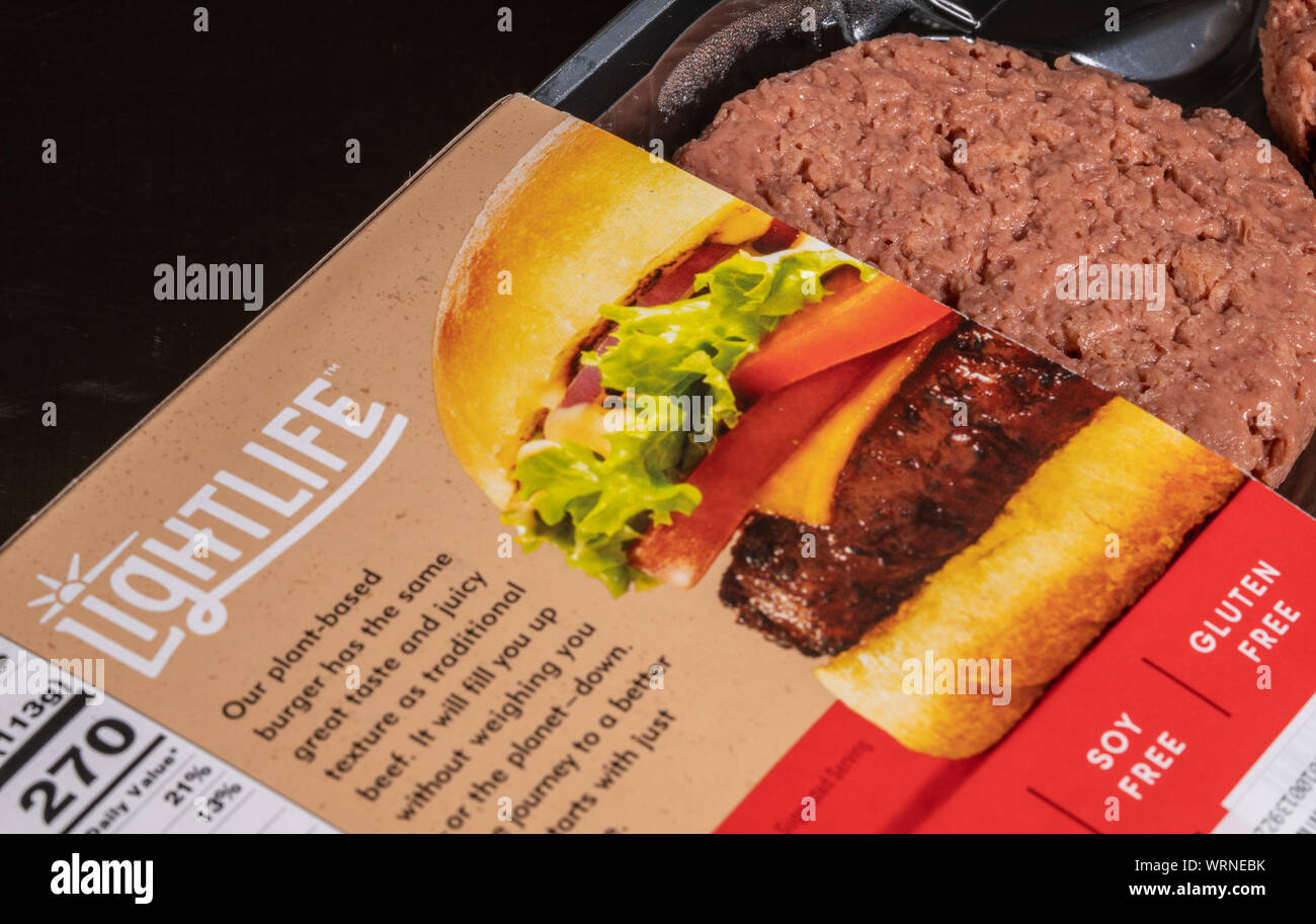 Impianto Lightlife burger di base nel pacchetto di due polpette Foto Stock
