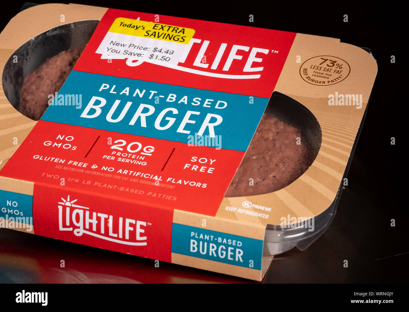 Impianto Lightlife burger di base nel pacchetto di due polpette Foto Stock