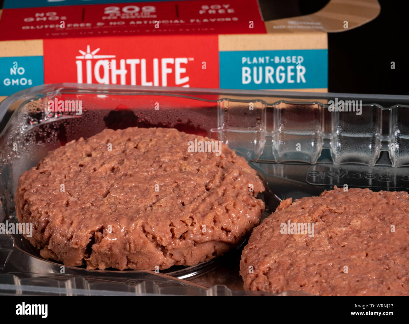 Impianto Lightlife burger di base nel pacchetto di due polpette Foto Stock