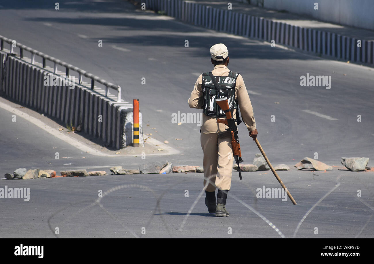 Srinagar Kashmir. Decimo Sep, 2019. Un indiano soldato paramilitari si sposta vicino a una temporanea check point. Il governo ha imposto il coprifuoco rigorose restrizioni simili nella maggior parte delle parti di Srinagar a sventare qualsiasi Muharram processione da musulmani sciiti sul giorno di Ashura. Valle del Kashmir hanno continuato a rimanere chiuso al 37o giorno dopo l India è la revoca dell'articolo 370 che ha concesso il Kashmir autonomia. Credito: Faisal Khan/ZUMA filo/Alamy Live News Foto Stock