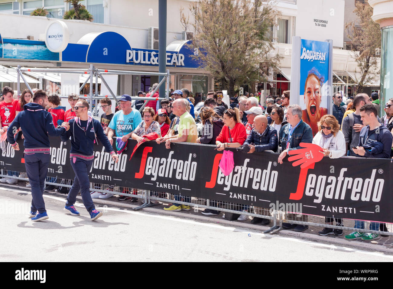 La folla in attesa per l'inizio della fase nove TT del 2019 il Giro d'Italia. Riccione, Italia Foto Stock