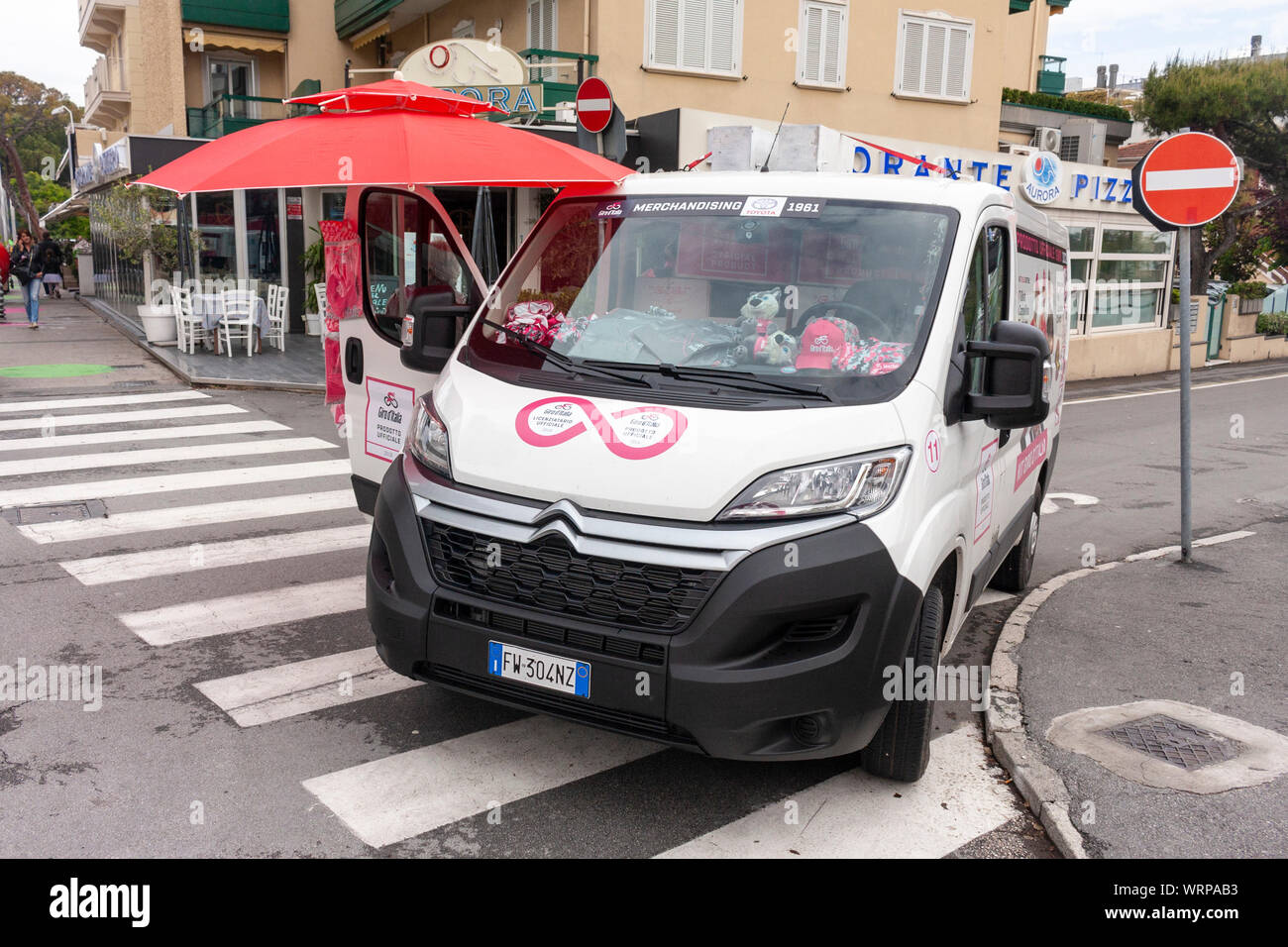 Un furgone di vendita merchandising ufficiale allo stadio 9 del 2019 il Giro d'Italia. Riccione, Italia Foto Stock