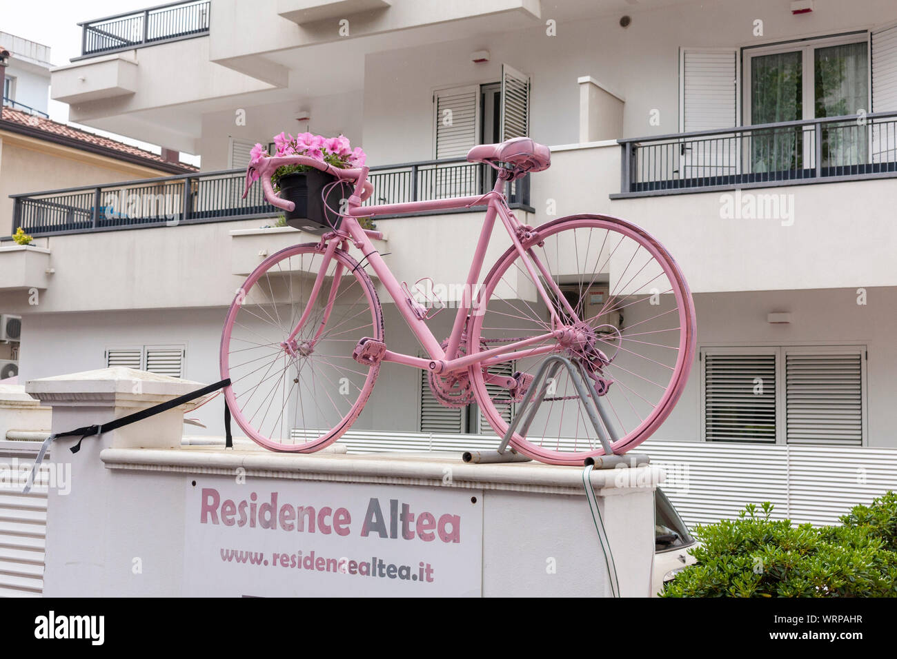 Una bicicletta dipinta in rosa è posto al di fuori di un hotel prima fase nove del 2019 il Giro d'Italia. Riccione, Italia Foto Stock