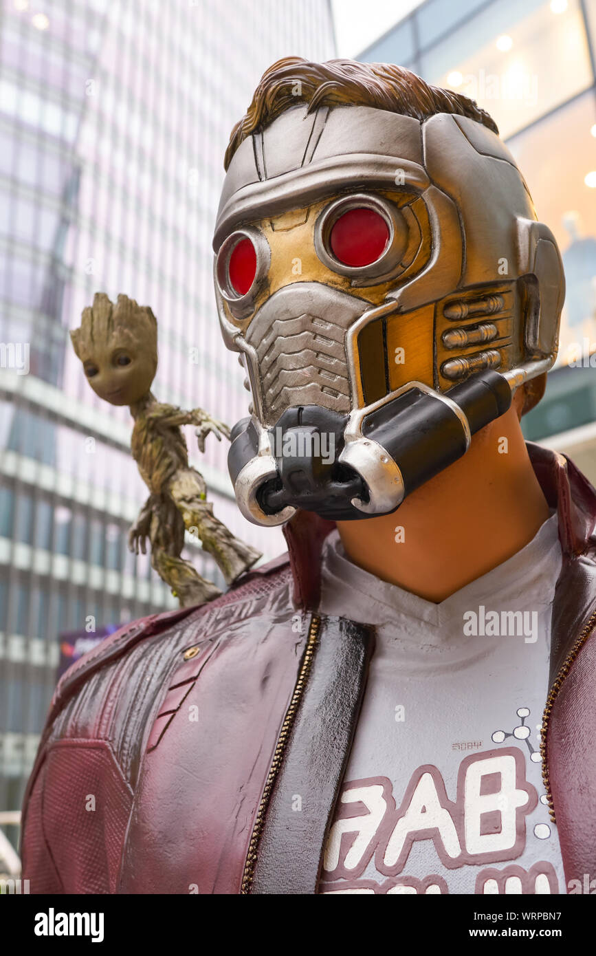 SHENZHEN, CNINA - circa aprile, 2019: Immagine ravvicinata di life-size Star signore e Baby Groot statua sul display in Shenzhen. Foto Stock