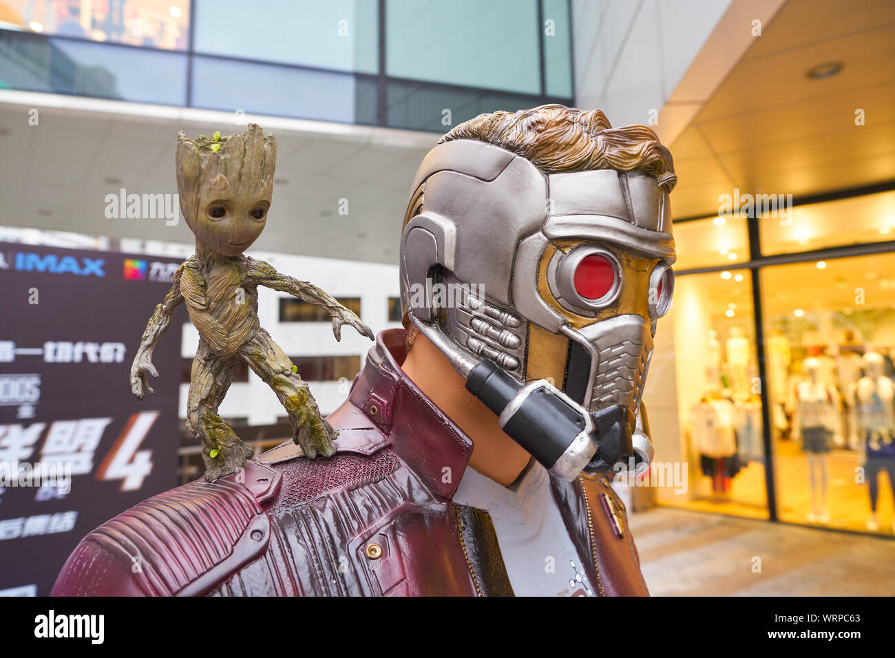 SHENZHEN, CNINA - circa aprile, 2019: Immagine ravvicinata di life-size Star signore e Baby Groot statua sul display in Shenzhen. Foto Stock