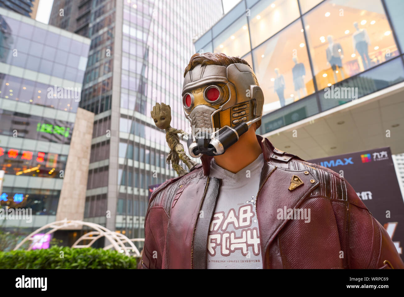 SHENZHEN, CNINA - circa aprile, 2019: Immagine ravvicinata di life-size Star signore e Baby Groot statua sul display in Shenzhen. Foto Stock