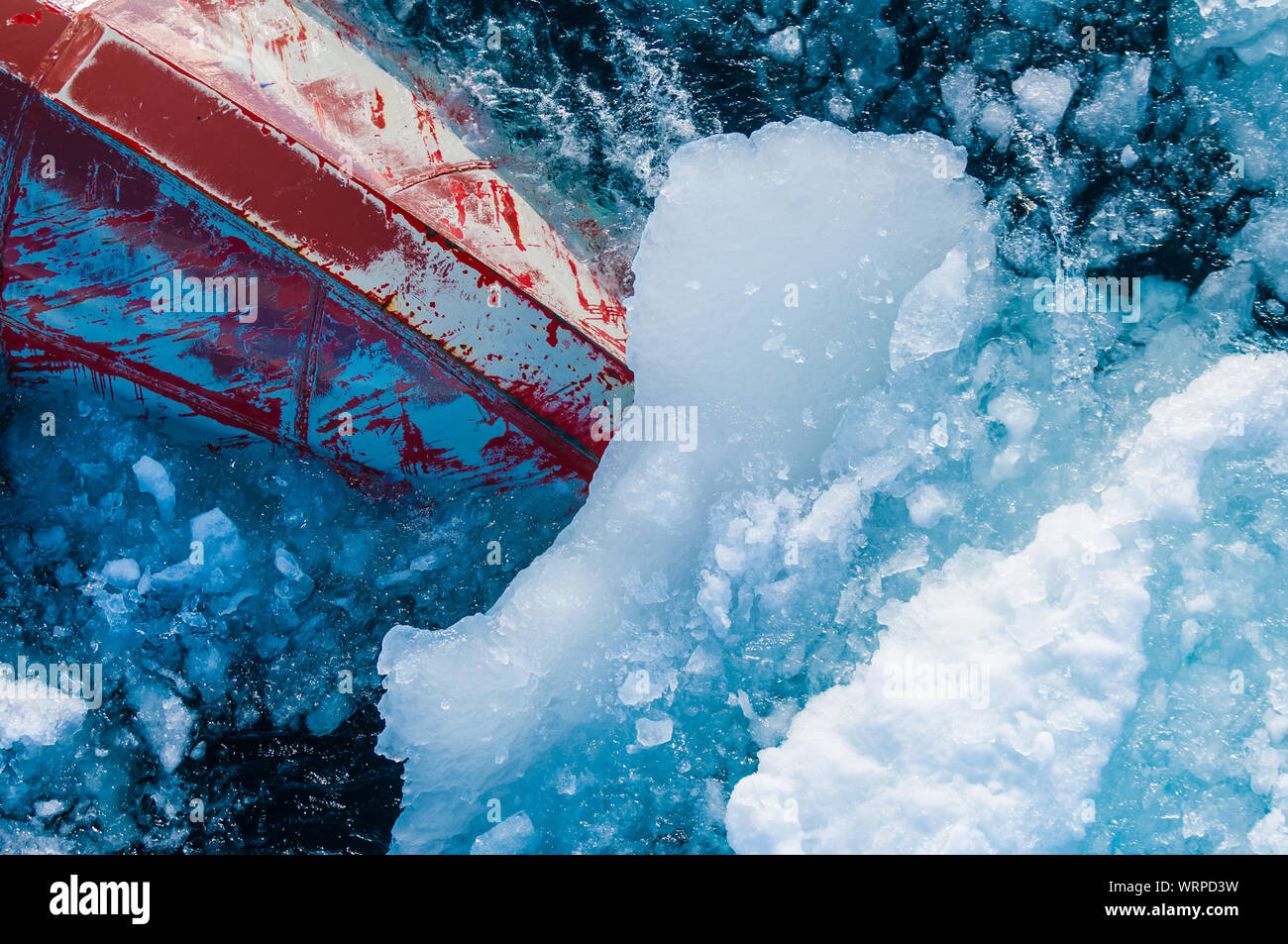 Prua di ice breaker andando attraverso il ghiaccio nel circolo polare artico. Foto Stock