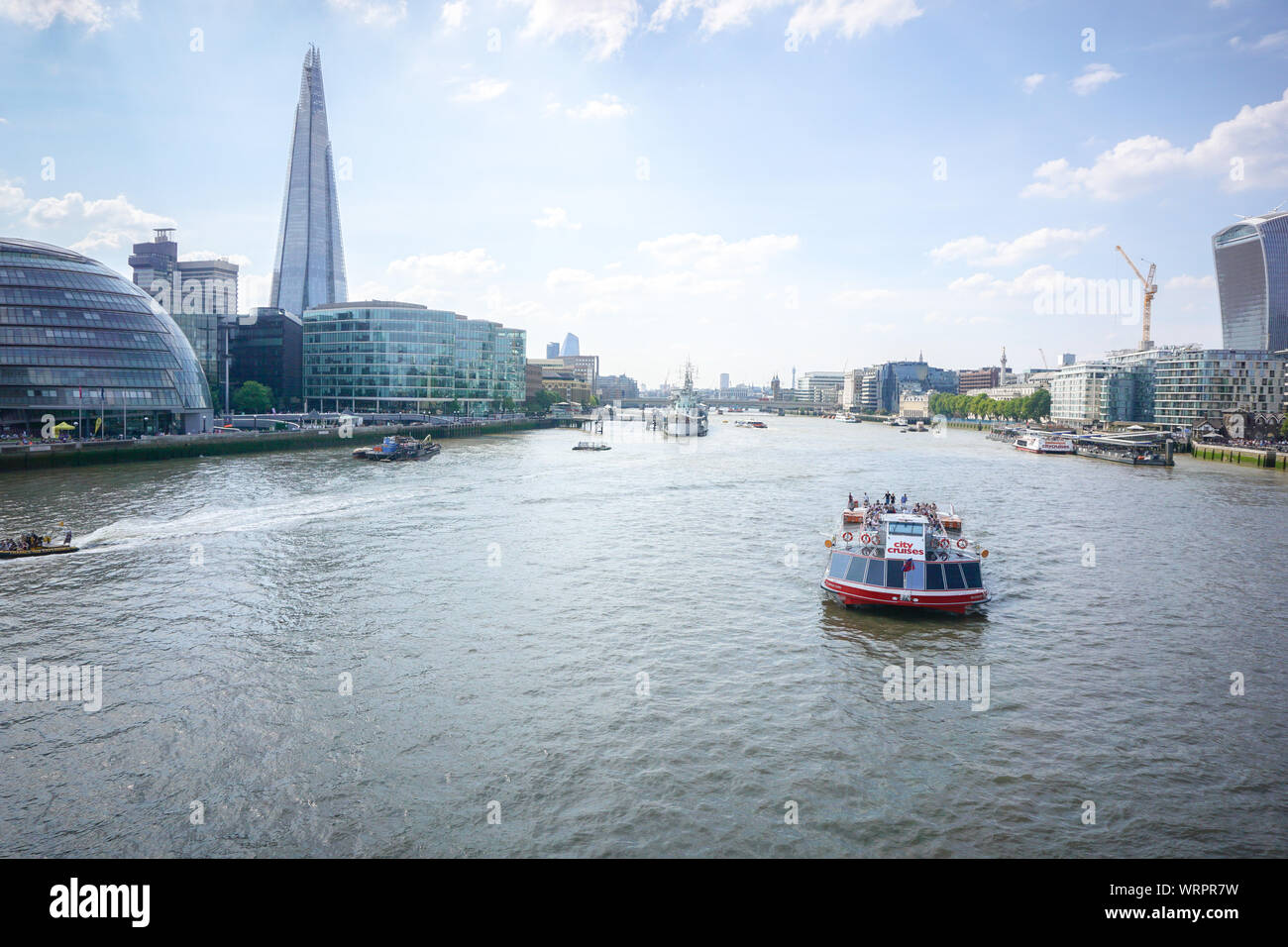 Una barca turistica passa il City Hall di Londra il 25 luglio 2019 , in Inghilterra . (Foto di Ioannis Alexopoulos / Alamy ). Foto Stock