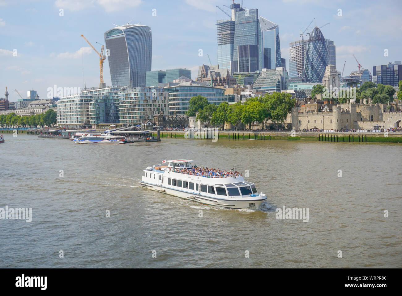 Una barca turistica passa lo skyline di Londra centrale il 25 luglio 2019 , in Inghilterra . (Foto di Ioannis Alexopoulos / Alamy ). Foto Stock