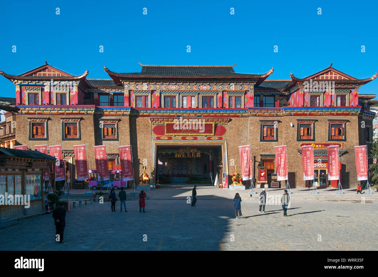Lo stile tradizionale palazzo civico in Zhongdian, noto anche come Shangri-La, una maggioranza-città del Tibet sostanzialmente ricostruita dopo un incendio 2014. Foto Stock