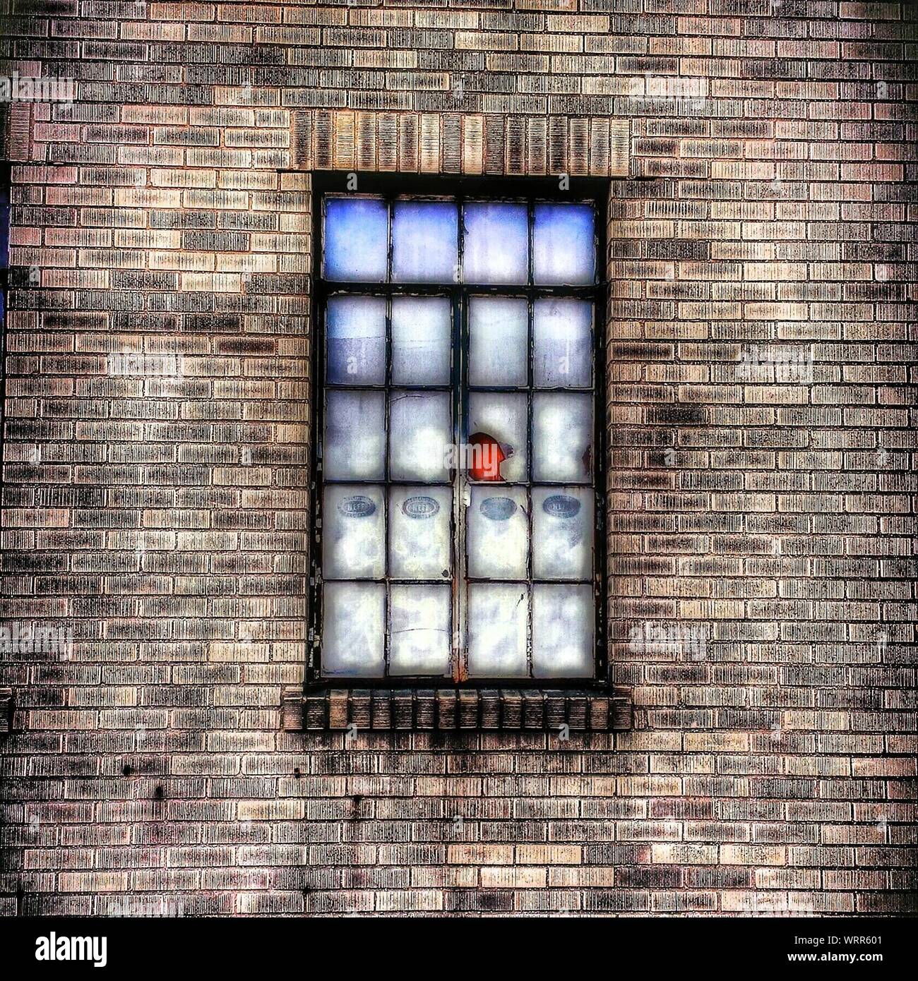 Close-up di vetri delle finestre sul muro di mattoni Foto Stock