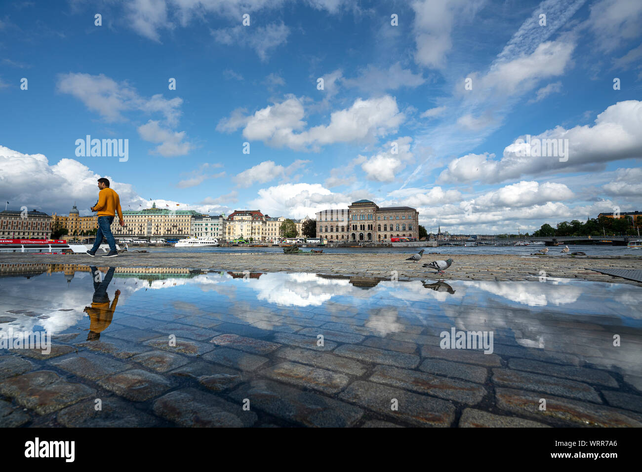 Stoccolma, Svezia. Settembre 2019. Una vista panoramica del molo con il museo nazionale edificio in background. Foto Stock