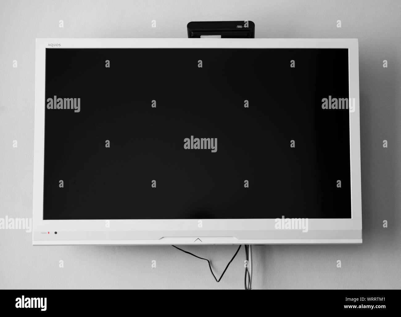 A LED o LCD schermo tv appesi al muro con un sintonizzatore TV in camera  per la decorazione di interni design. Casa confortevole Foto stock - Alamy