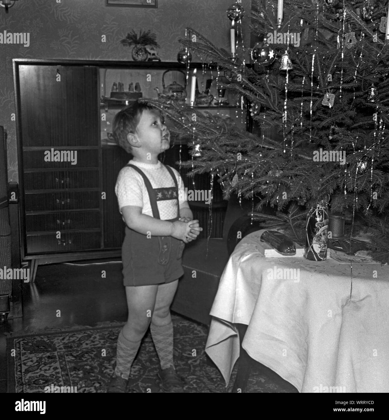 Europa, Deutschland, Amburgo, Weihnachten 1957, kleiner Junge steht am Heiligen Abend staunend vor dem Weihnachtsbaum . / Europa, Germania, Amburgo, tempo di Natale 1957, Little Boy sorge in segno di stupore per la Vigilia di Natale nella parte anteriore dell'albero di Natale . Foto Stock