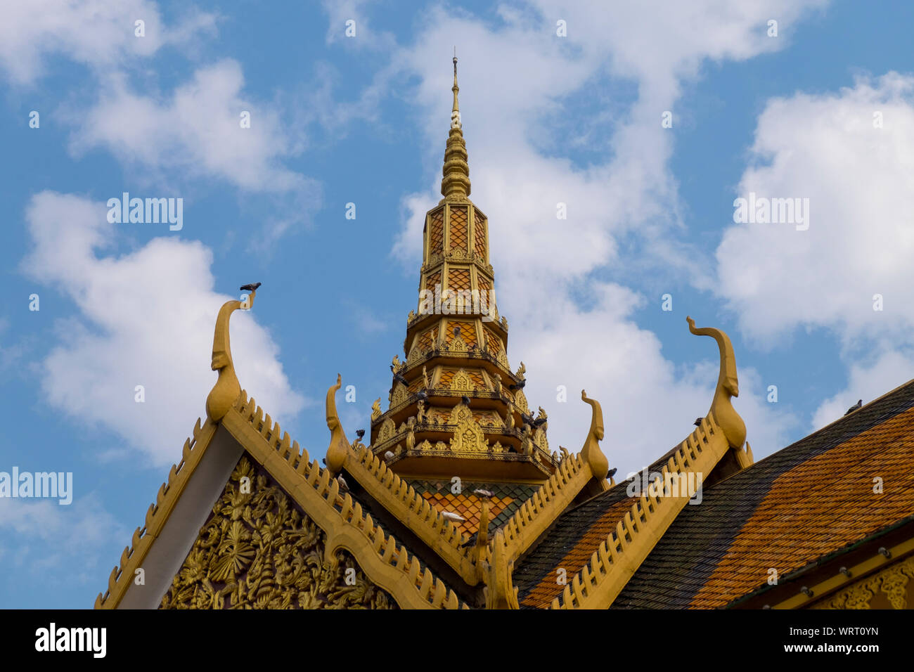 Una bellissima vista della ornati, pagoda angolare architettura della gold Royal Palace in Phnom Penh Cambogia. Foto Stock