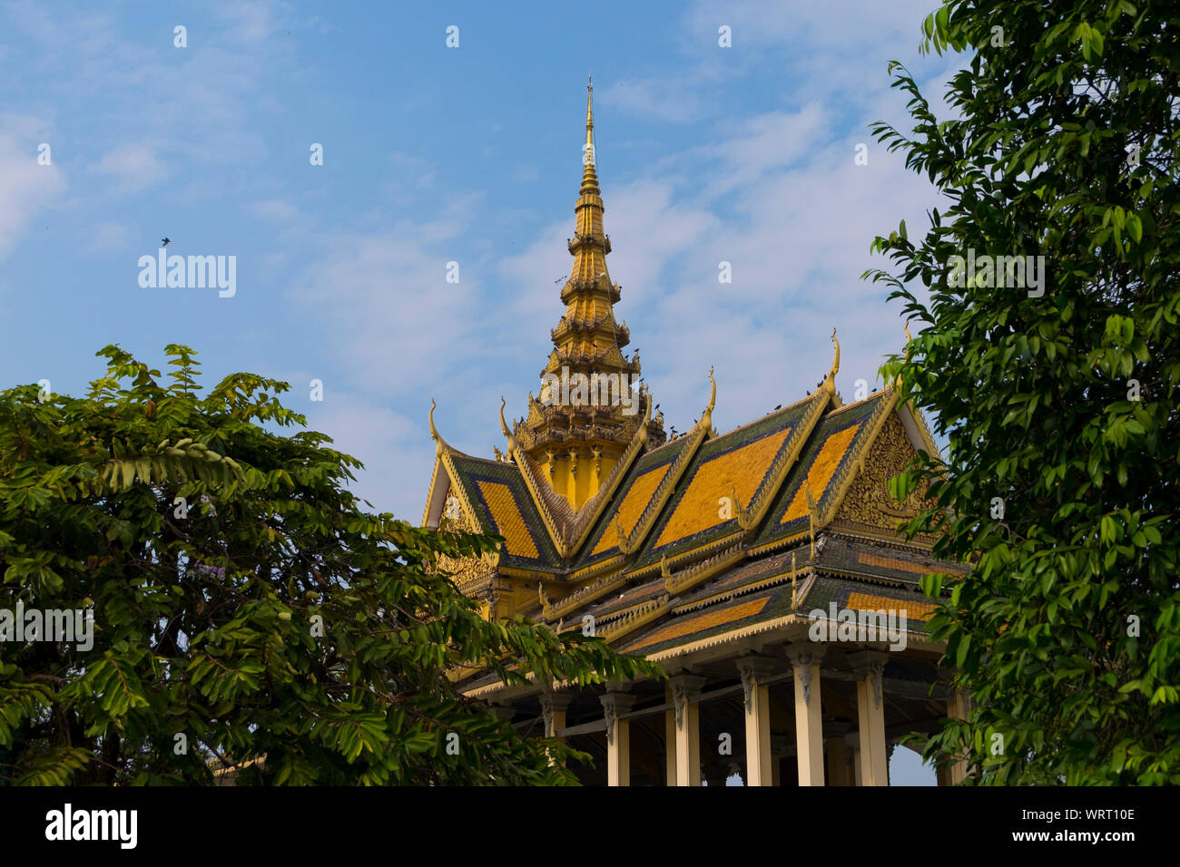 Una bellissima vista della ornati, pagoda angolare architettura della gold Royal Palace in Phnom Penh Cambogia. Foto Stock