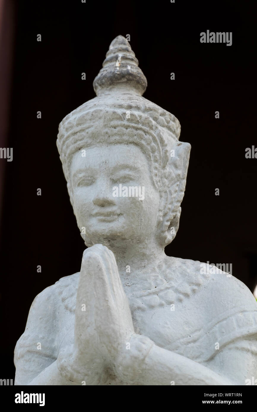 Un semi immagine astratta di un pregare Buddha figura bianca con nessuno sfondo presso il Palazzo Reale di Phnom Penh Cambogia. Foto Stock